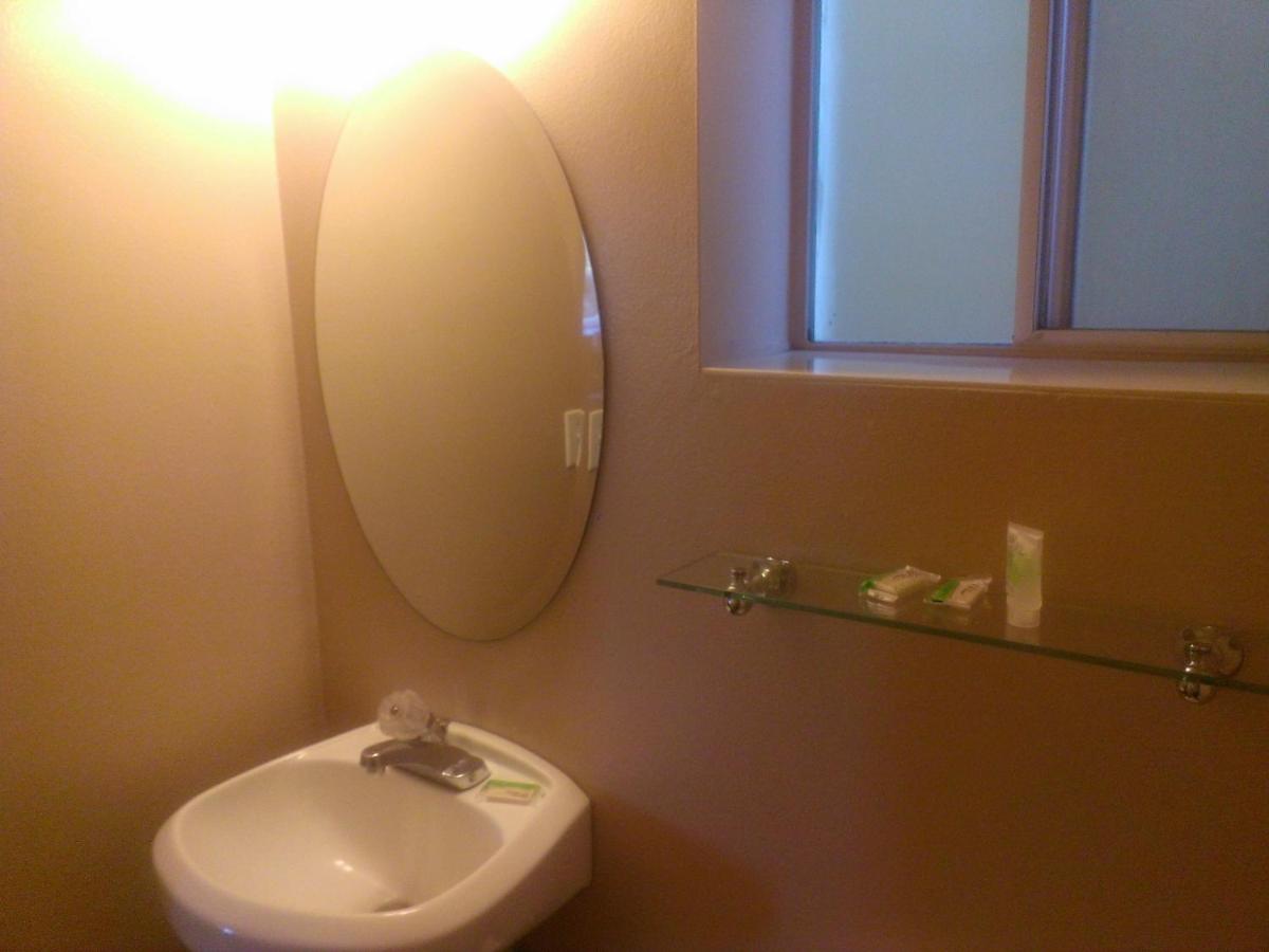 Heritage House Motel - image 2