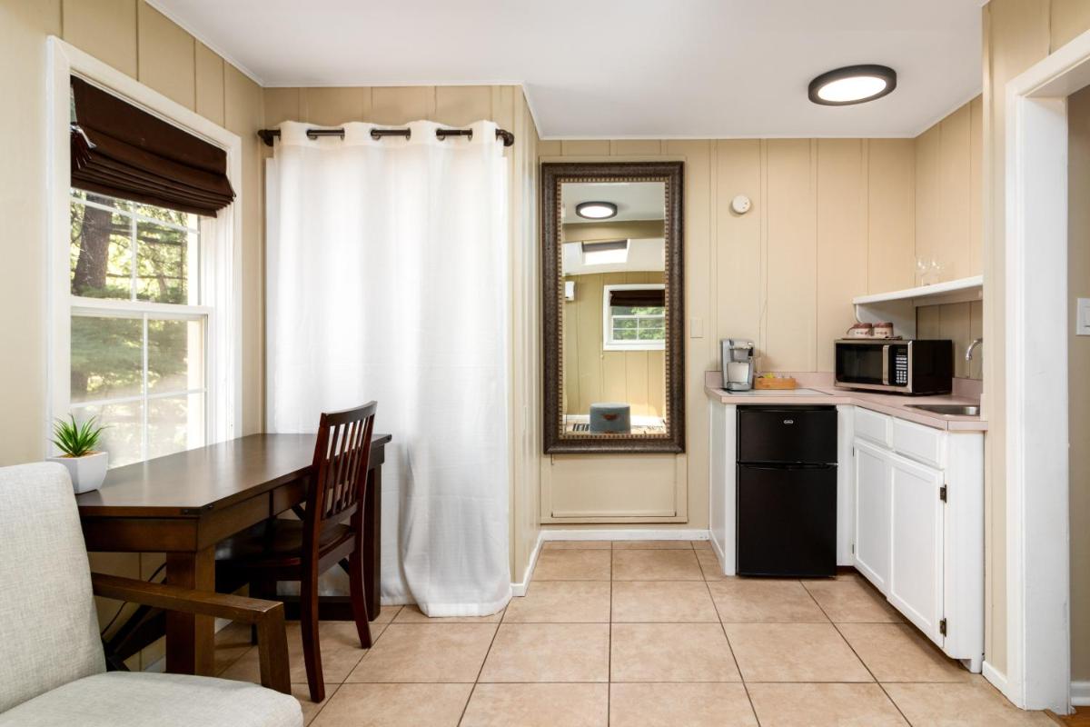 Prescott Pines Inn Bed and Breakfast - image 4