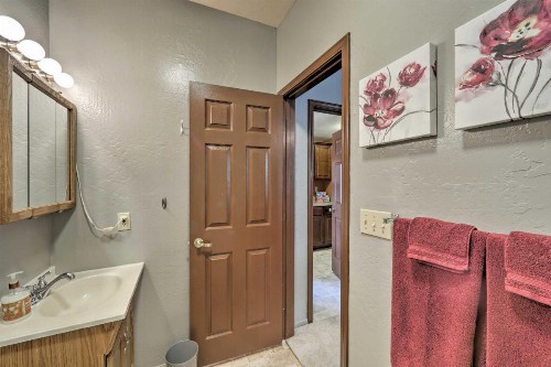 Quiet Prescott Forest Retreat Cottage with Patio! - image 8