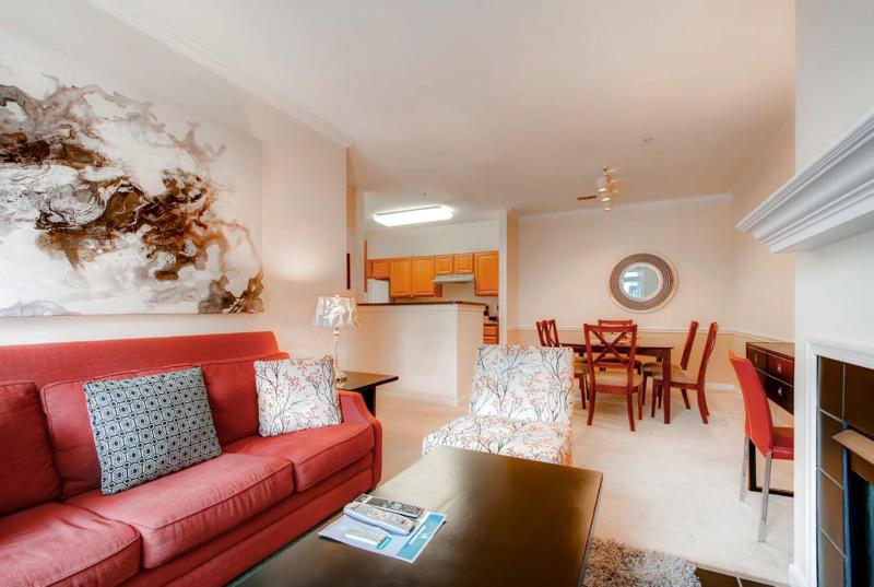 Global Luxury Suites at the Junction - image 6