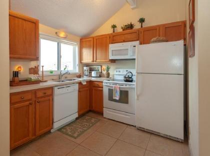 Sealodge E10-oceanfront and updated top floor perfect for honeymoon - image 8