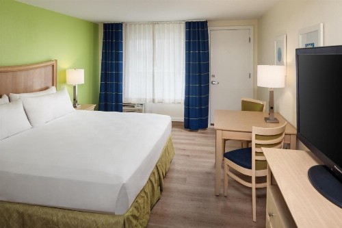 Surfside Hotel and Suites - image 11