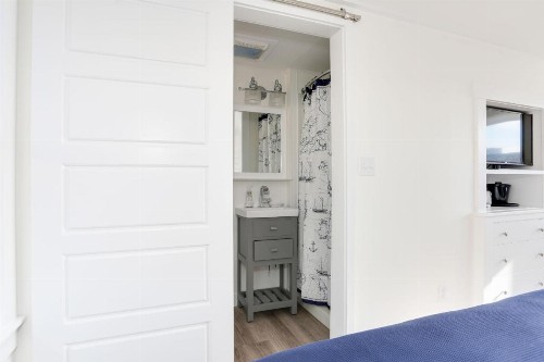 Breakwater Hotel - image 21