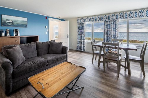 Breakwater Hotel - image 28