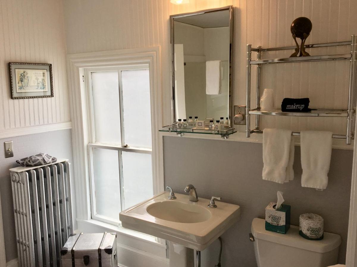 Queen Vic Guest House - image 6