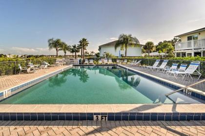 Bright Townhome with Sunroom Less Than 10 Mi to Beaches