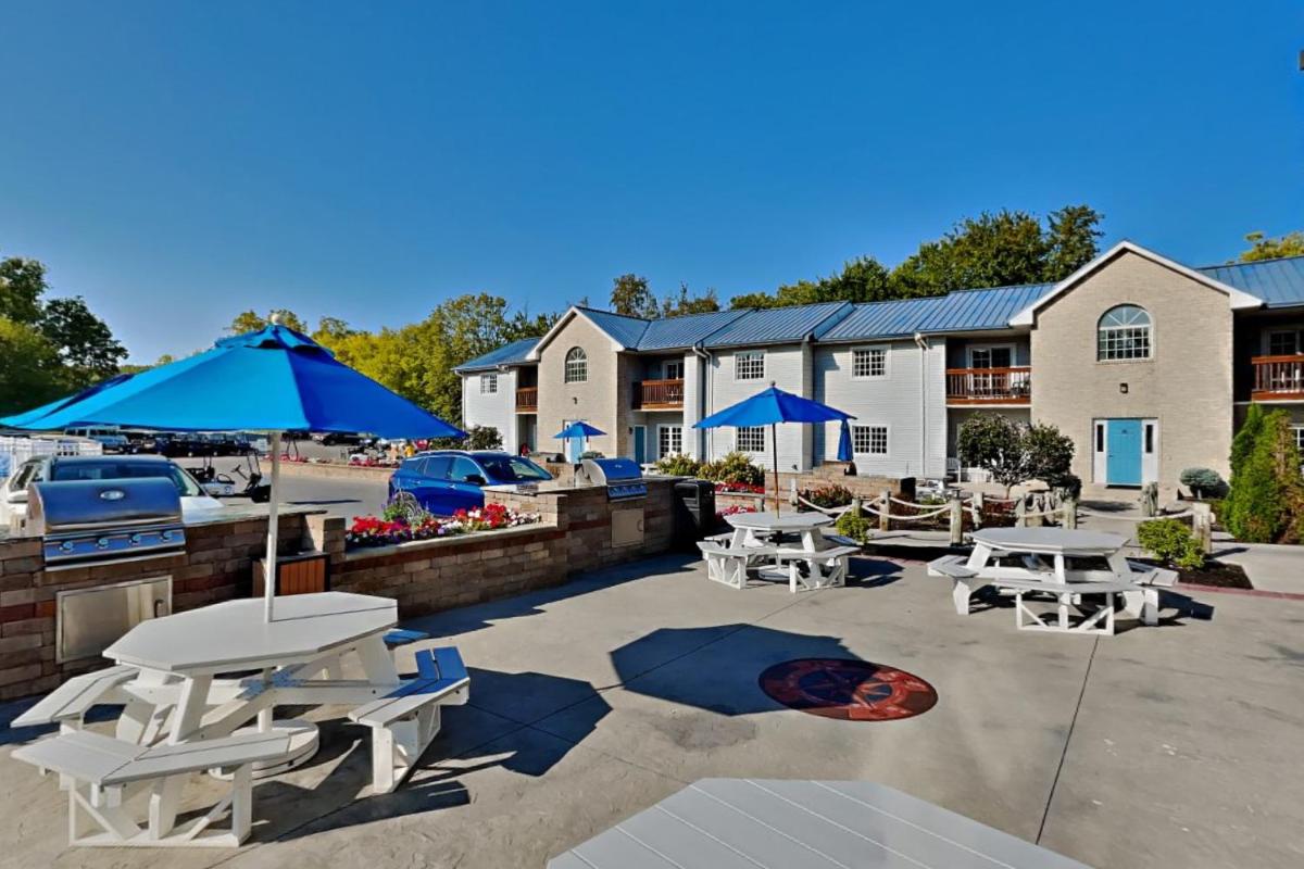 Put-in-Bay Waterfront Condo #106 - image 6