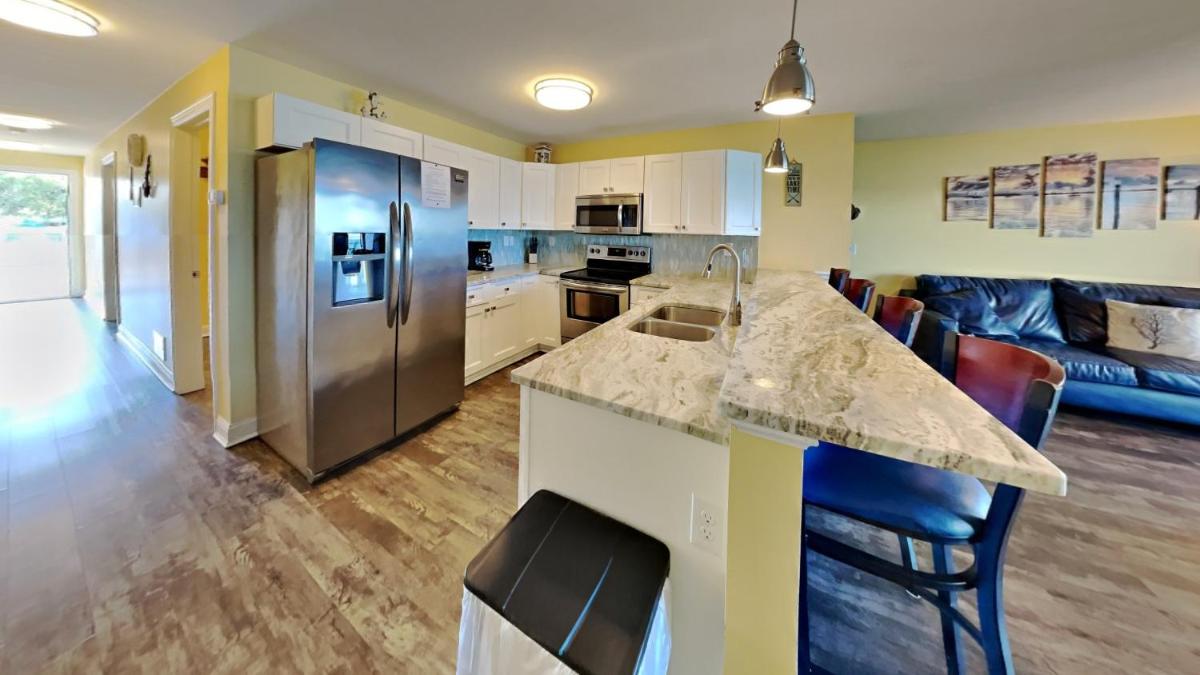 Put-in-Bay Waterfront Condo #107 - image 6