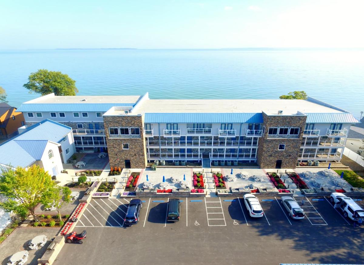 Put-in-Bay Waterfront Condo #208 - image 4