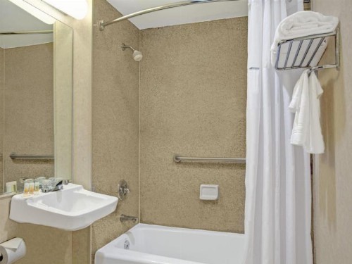 Days Inn by Wyndham Jamaica / JFK Airport - image 10