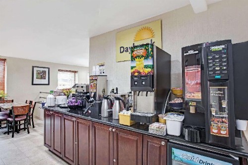 Days Inn by Wyndham Jamaica / JFK Airport - image 11