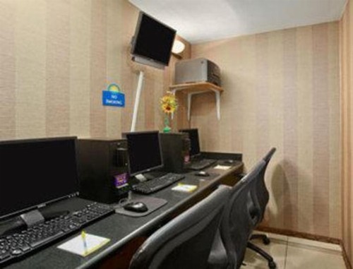 Days Inn by Wyndham Jamaica / JFK Airport - image 7