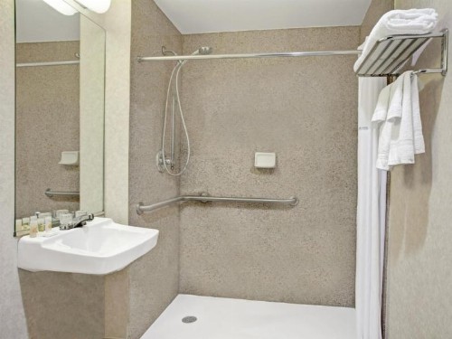 Days Inn by Wyndham Jamaica / JFK Airport - image 9