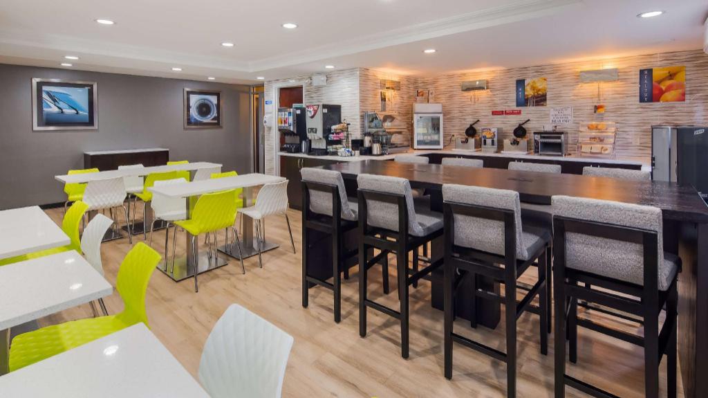 Best Western Kennedy Airport - image 2
