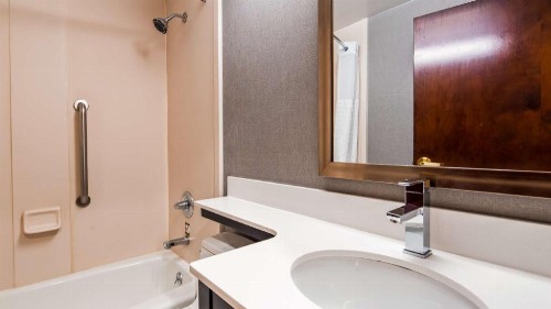 Best Western Kennedy Airport - image 23