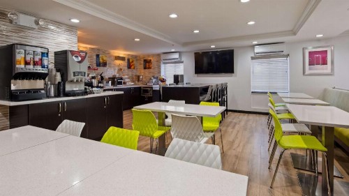 Best Western Kennedy Airport - image 5