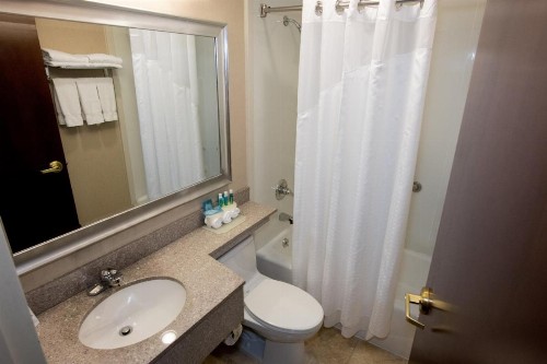 Holiday Inn Express Kennedy Airport - image 8