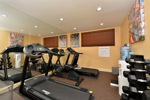 Holiday Inn Express Kennedy Airport - image 9