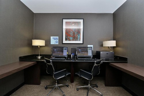 Holiday Inn Express Kennedy Airport - image 1