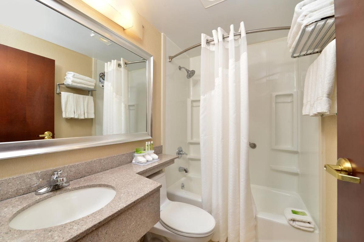Holiday Inn Express Kennedy Airport - image 4