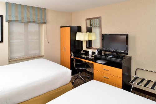 Holiday Inn Express Kennedy Airport - image 5