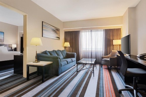 Courtyard by Marriott New York JFK Airport - image 11