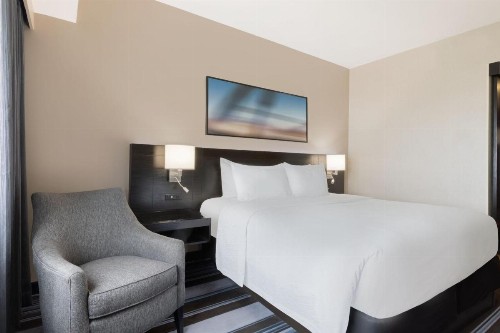 Courtyard by Marriott New York JFK Airport - image 12