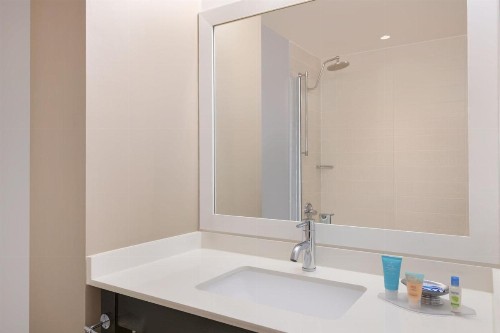 Courtyard by Marriott New York JFK Airport - image 18