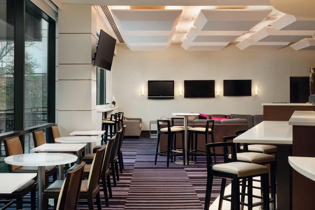 Courtyard by Marriott New York JFK Airport - image 2