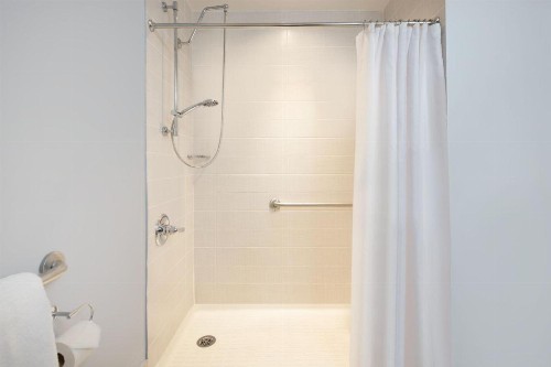 Courtyard by Marriott New York JFK Airport - image 21