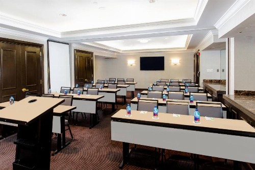 Courtyard by Marriott New York JFK Airport - image 28