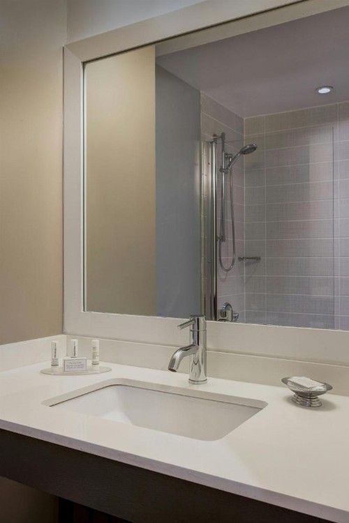 Courtyard by Marriott New York JFK Airport - image 39