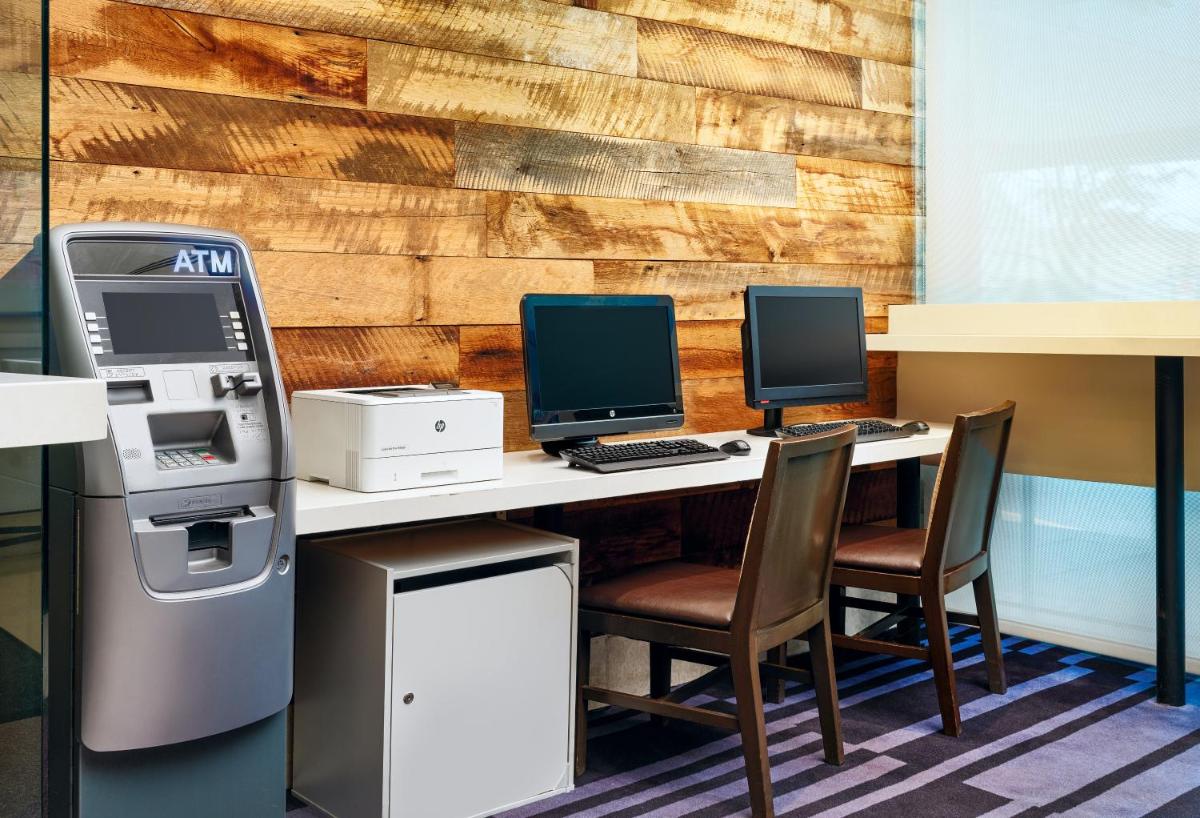 Courtyard by Marriott New York JFK Airport - image 4