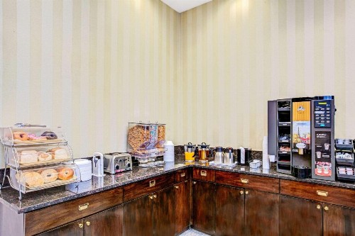 Hillcrest Hotel Near JFK Airtrain - image 10