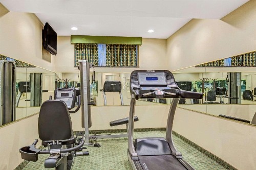 Hillcrest Hotel Near JFK Airtrain - image 11