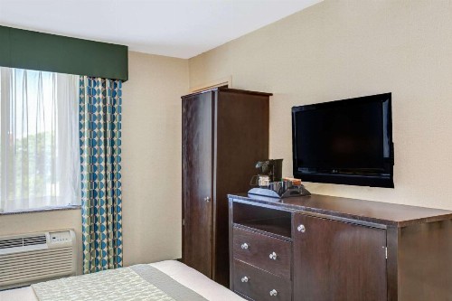 Hillcrest Hotel Near JFK Airtrain - image 6