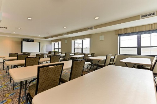 Holiday Inn New York-JFK Airport Area - image 10