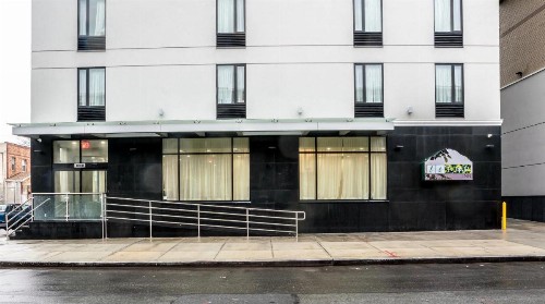 LeTap Hotel near AirTrain JFK Airport - image 2