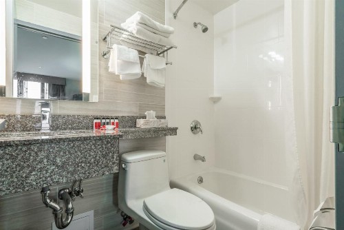 LeTap Hotel near AirTrain JFK Airport - image 8