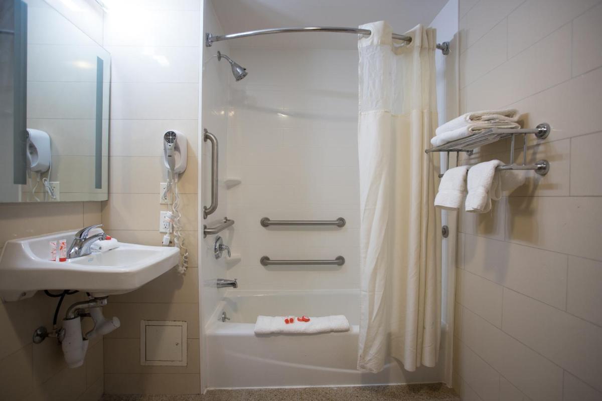 Airport Plaza Hotel JFK Airport - image 2