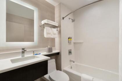 Holiday Inn Express - Jamaica - JFK AirTrain - NYC an IHG Hotel - image 10