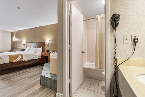 Quality Inn - image 12