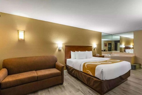 Quality Inn - image 14