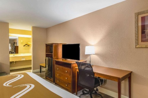 Quality Inn - image 15