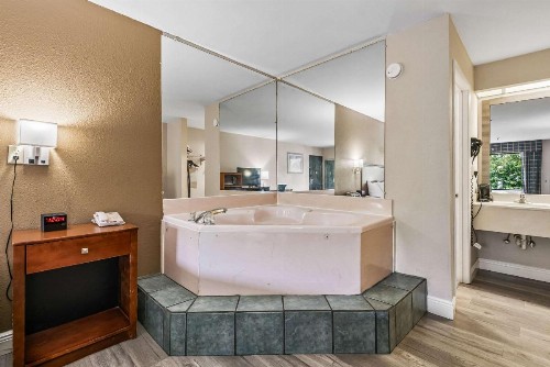 Quality Inn - image 17