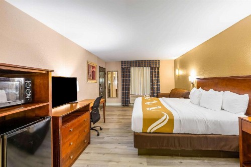 Quality Inn - image 20