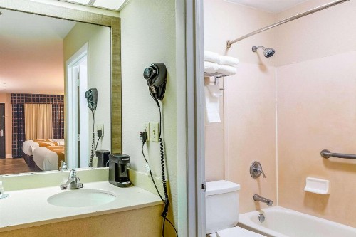 Quality Inn - image 33