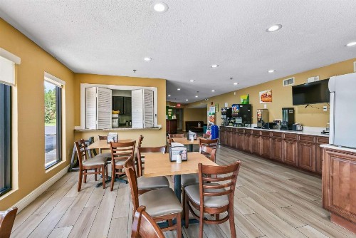 Quality Inn - image 38