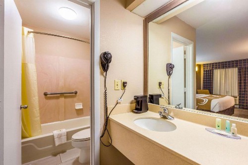 Quality Inn - image 40