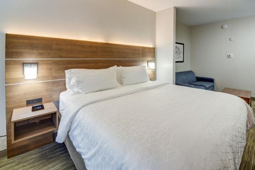 Holiday Inn Express & Suites Quincy I-10 an IHG Hotel - image 13